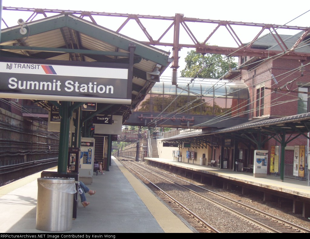 Summit station platforms